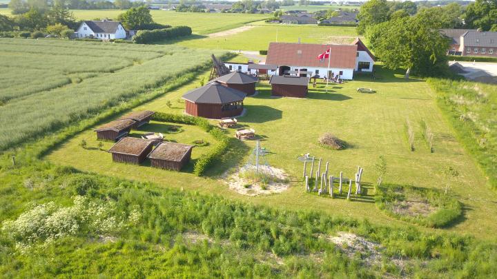 Et billede over vores smukke område med shelter, legeplads og huset
