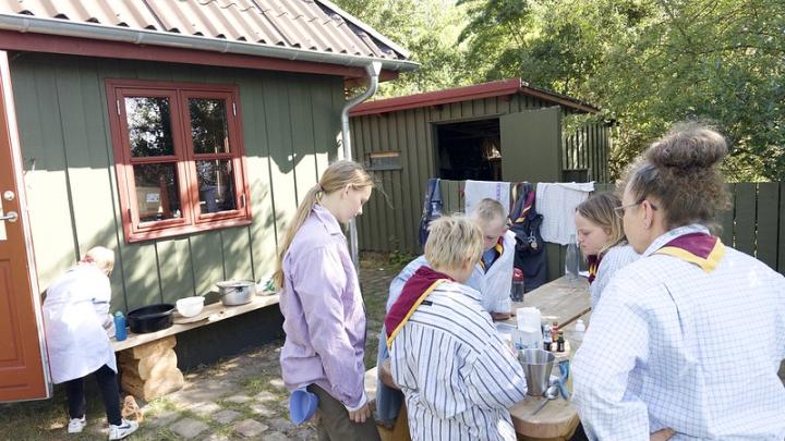 En tropspejder med mindre spejder på løb